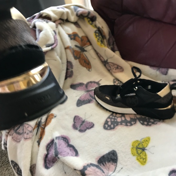 Michael Kors black and gold woman’s size 7M gently used - Picture 2 of 6